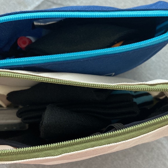 Bundle of 2 LOCCITANE cosmetic bags - Picture 3 of 3